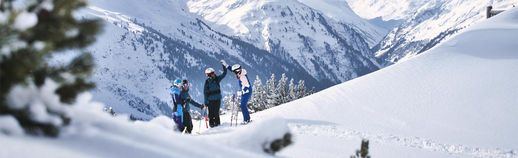 skiers op de piste st anton